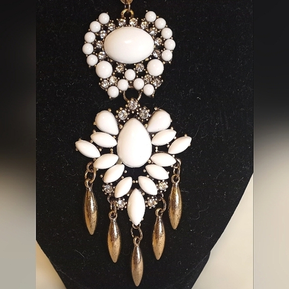 Jewelry - 18 in white / gold beads & rhinestones gold toned metal  necklace NWOT